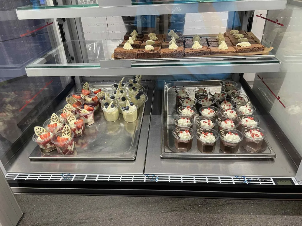 Kølemontre i Kagebiksen med brownies, desserter og kager